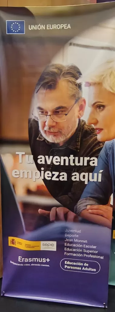 Cartel Erasmus+ «Tu aventura empieza aquí» del SEPIE en las jornadas de centros acreditados