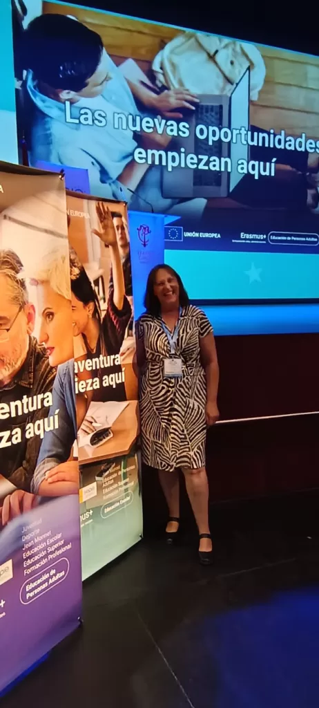 Representante del EOEP Molina en el escenario de las jornadas Erasmus+ de centros acreditados en Albacete
